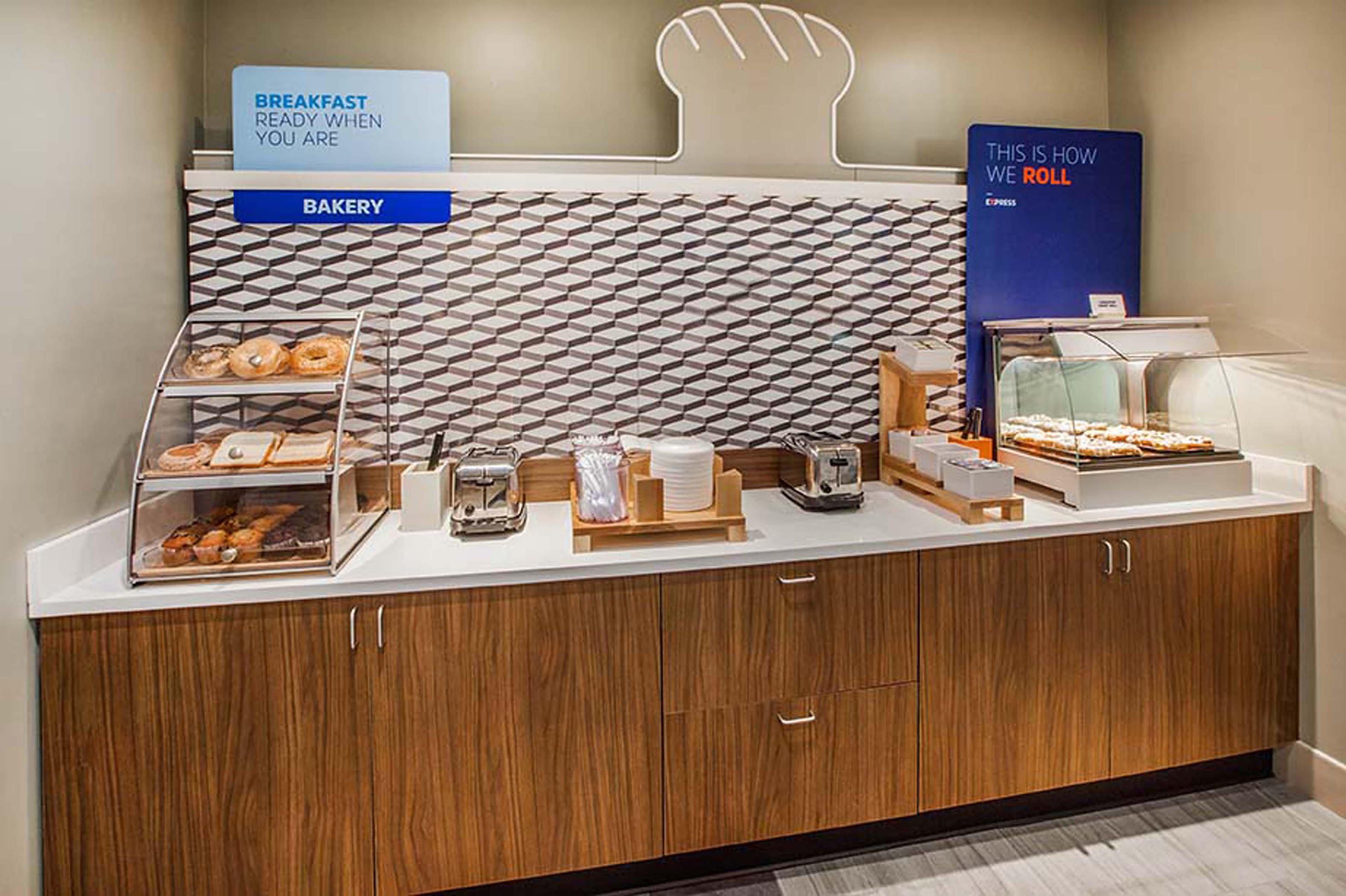 Holiday Inn Express Winnipeg Airport - Polo Park By Ihg Exterior photo