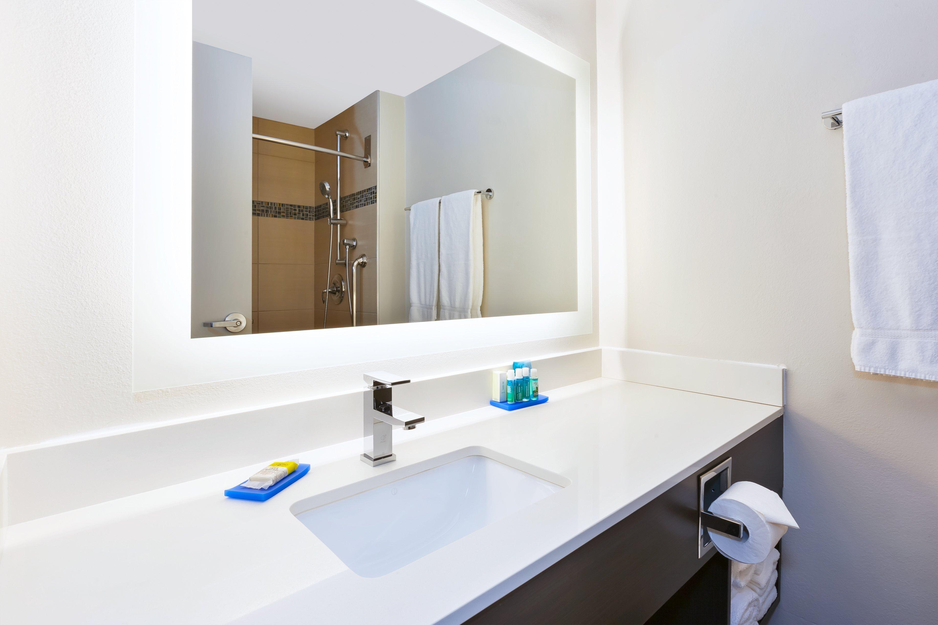 Holiday Inn Express Winnipeg Airport - Polo Park By Ihg Exterior photo