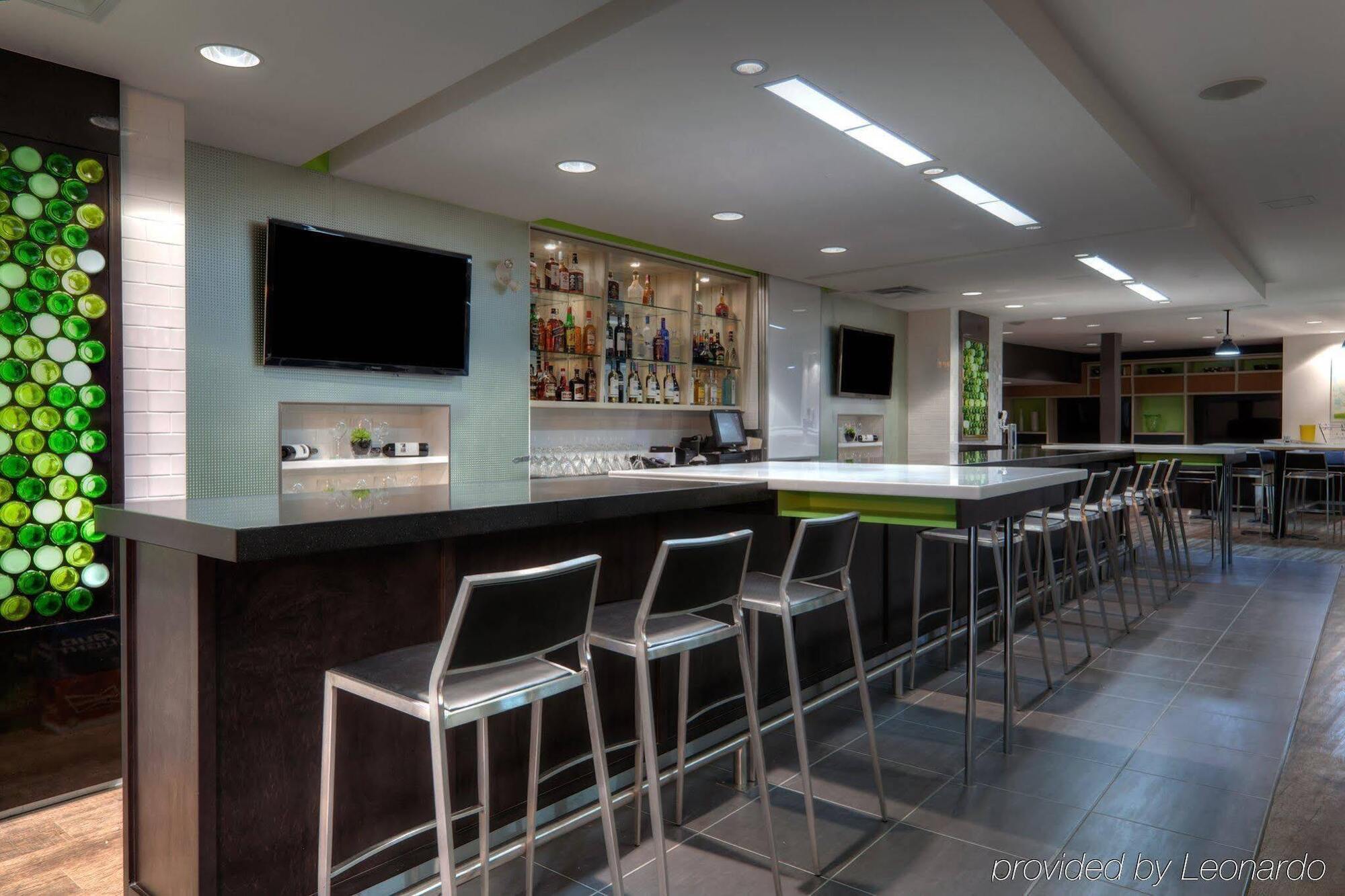Holiday Inn Express Winnipeg Airport - Polo Park By Ihg Exterior photo