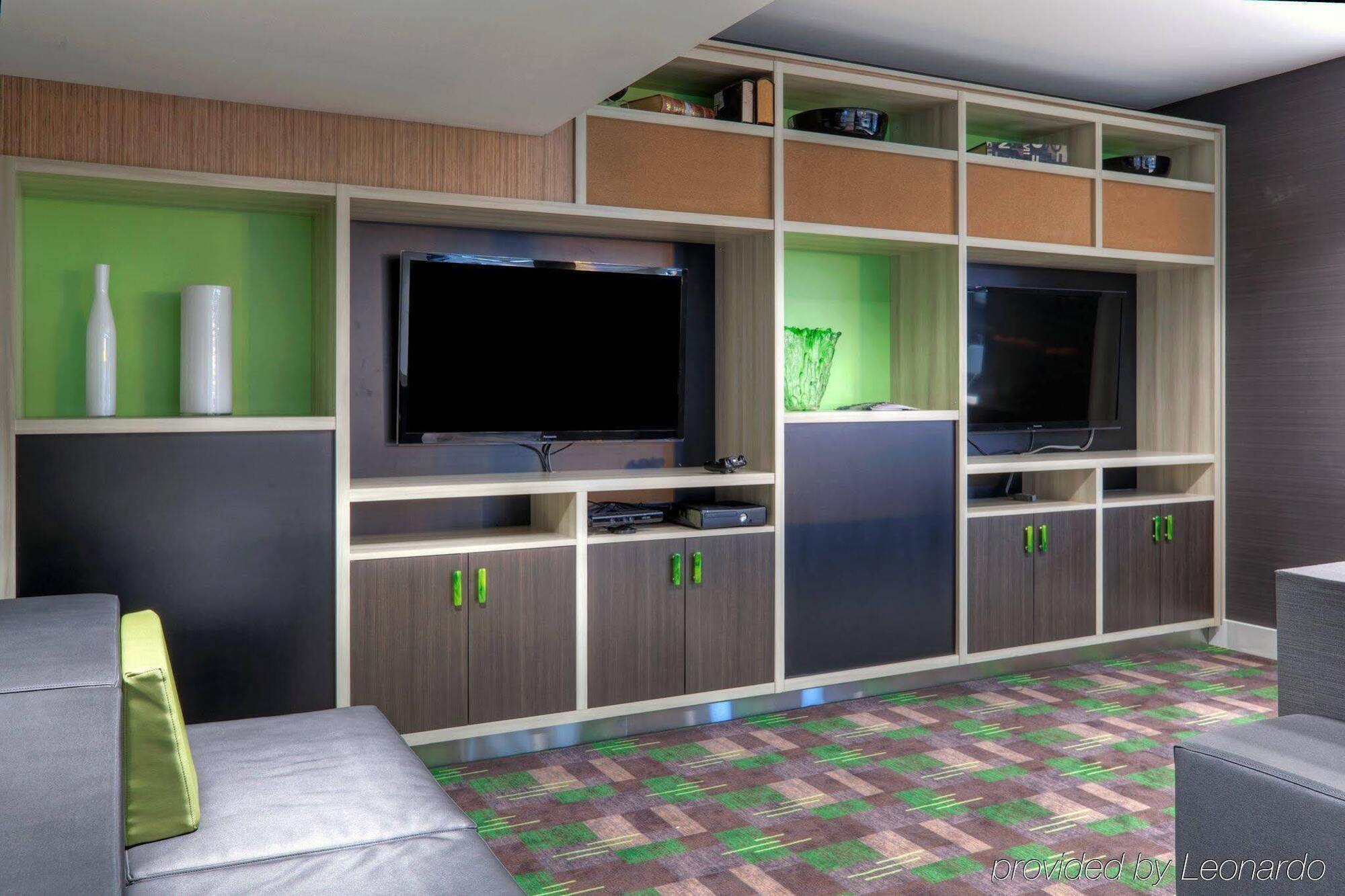 Holiday Inn Express Winnipeg Airport - Polo Park By Ihg Exterior photo
