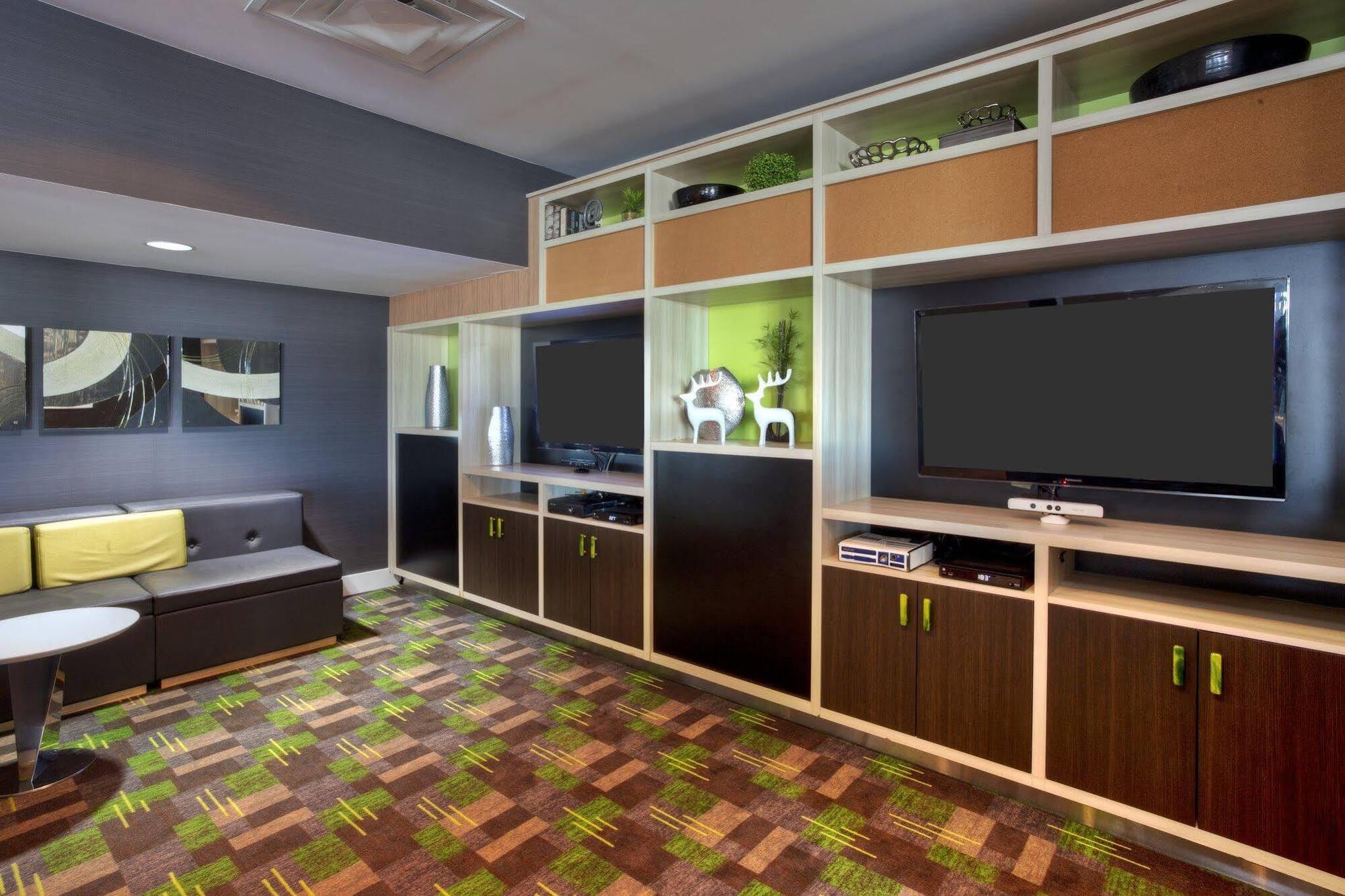 Holiday Inn Express Winnipeg Airport - Polo Park By Ihg Exterior photo